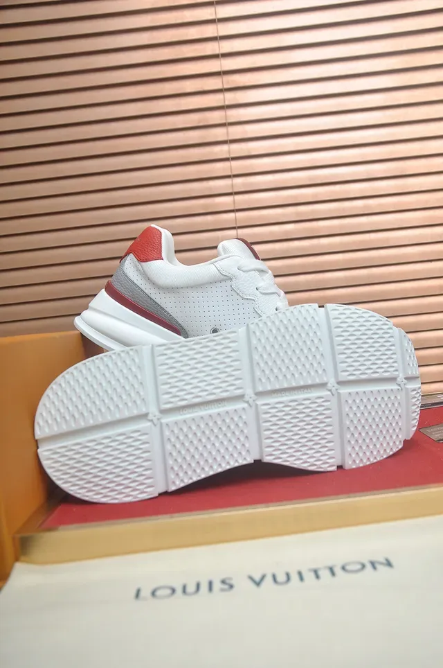 Louis Vuitton Branco e Vermelho Perfurado Superior Chunky Midsole Lifestyle Sneakers 3