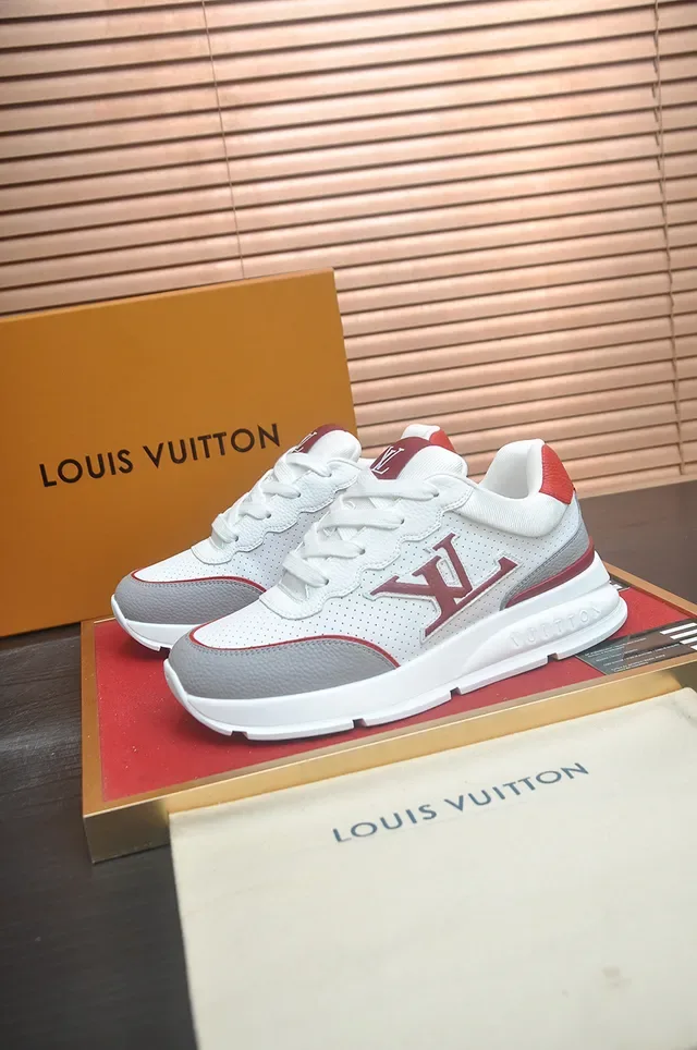 Louis Vuitton Branco e Vermelho Perfurado Superior Chunky Midsole Lifestyle Sneakers 4