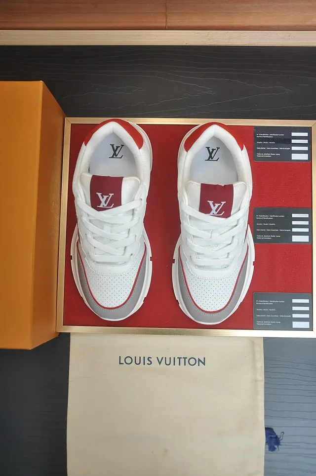 Louis Vuitton Branco e Vermelho Perfurado Superior Chunky Midsole Lifestyle Sneakers 5