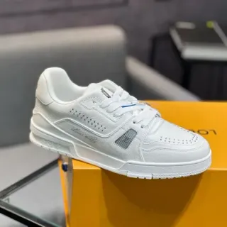 Louis Vuitton Zapatillas Lifestyle de Cuero de Grano Completo con Detalles Perforados Blanco Plata