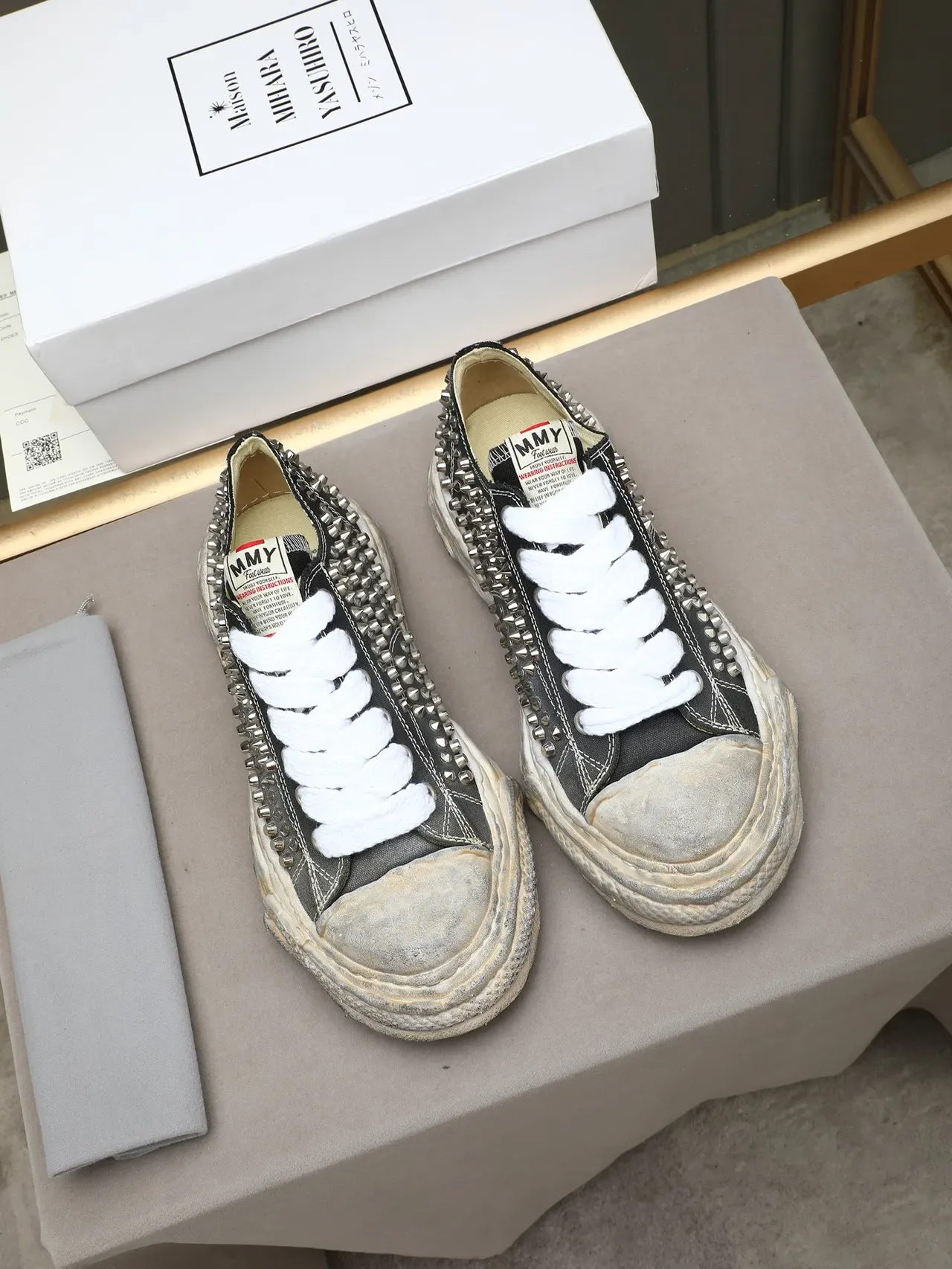 Maison Margiela Chaussures Lifestyle Noires Blanches Cloutées Semelle Usée 2