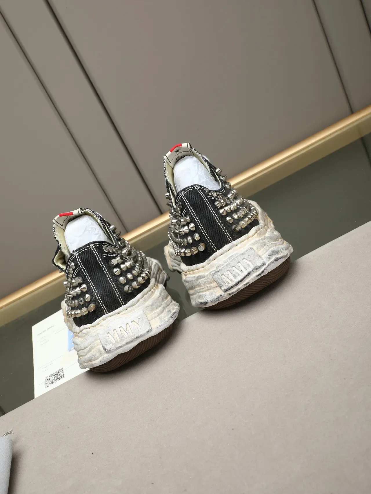 Maison Margiela Chaussures Lifestyle Noires Blanches Cloutées Semelle Usée 3