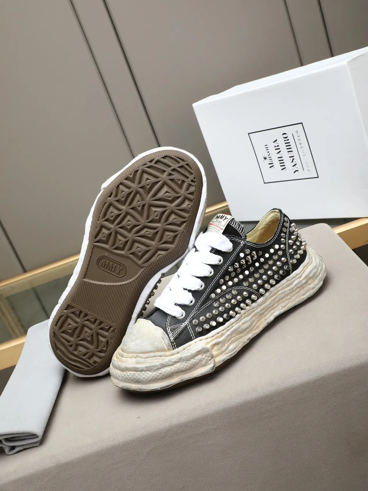 Maison Margiela Chaussures Lifestyle Noires Blanches Cloutées Semelle Usée 4