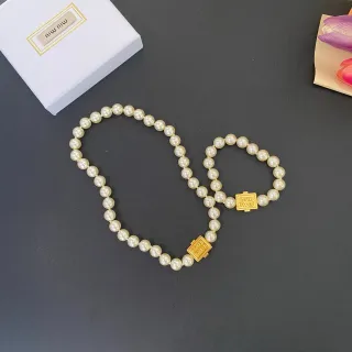 Miu Miu لؤلؤ لوجو إغلاق بيج ذهبي سلسلة قلادة