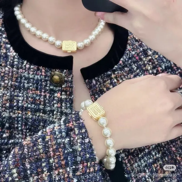 Miu Miu Perle Logo Fermoir Chaîne Beige Or Collier 2