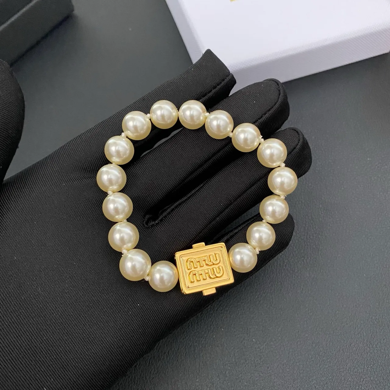 Miu Miu Perle Logo Fermoir Chaîne Beige Or Collier 4