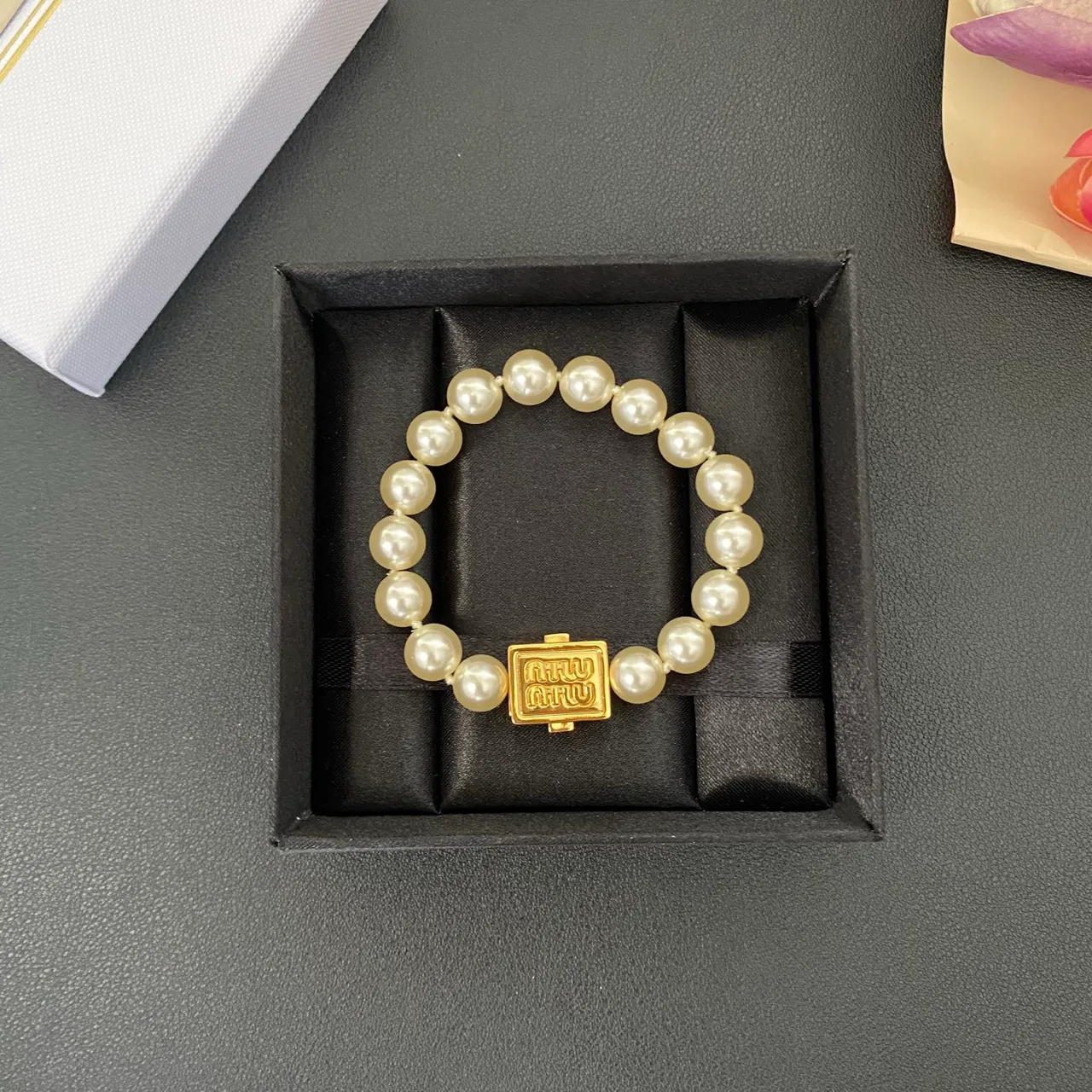 Miu Miu Perle Logo Fermoir Chaîne Beige Or Collier 5