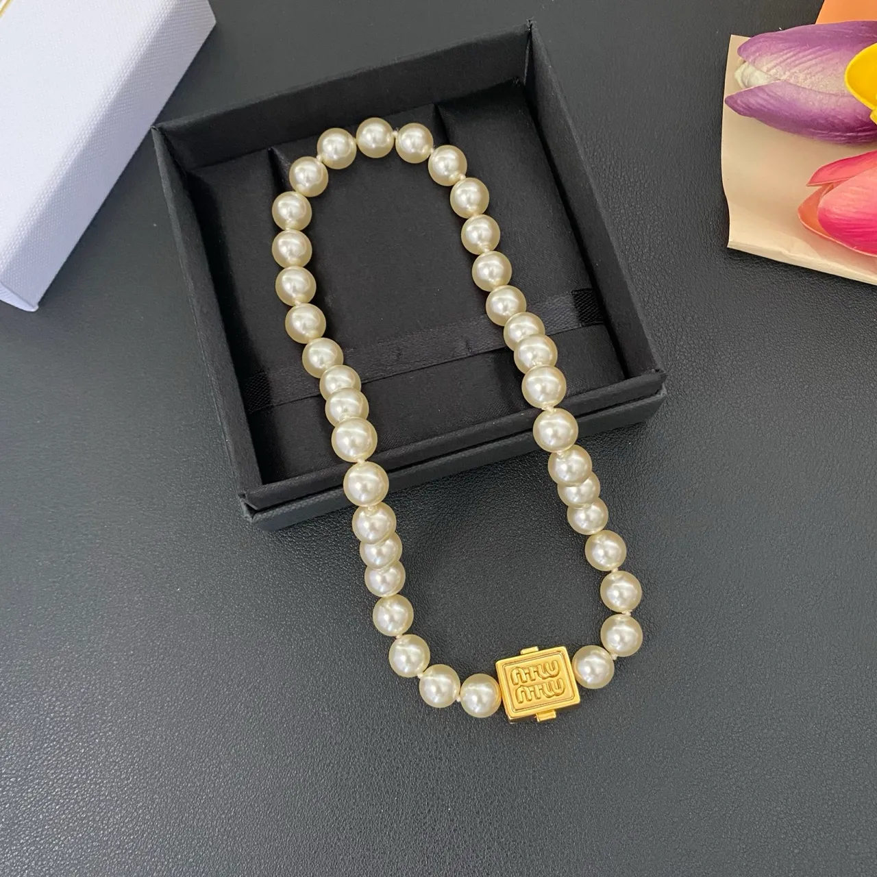Miu Miu Perle Logo Fermoir Chaîne Beige Or Collier 6