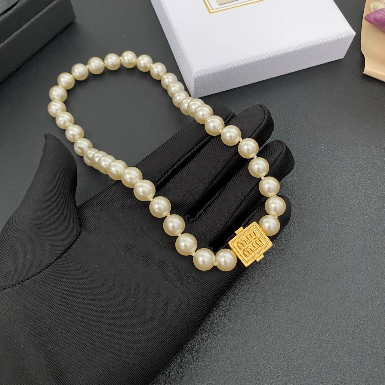 Miu Miu Perle Logo Fermoir Chaîne Beige Or Collier 7