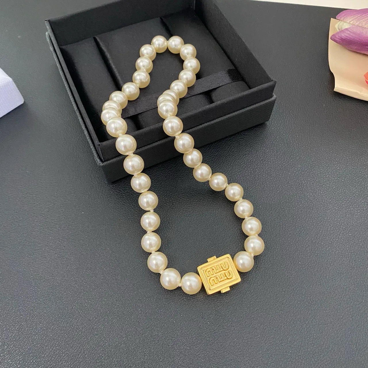 Miu Miu Perle Logo Fermoir Chaîne Beige Or Collier 8