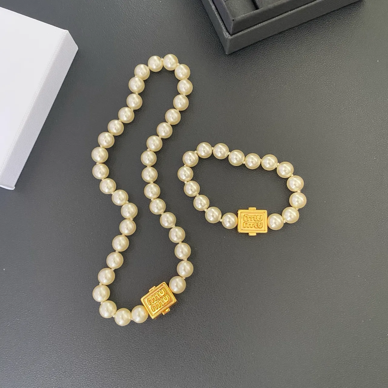 Miu Miu Perle Logo Fermoir Chaîne Beige Or Collier 9