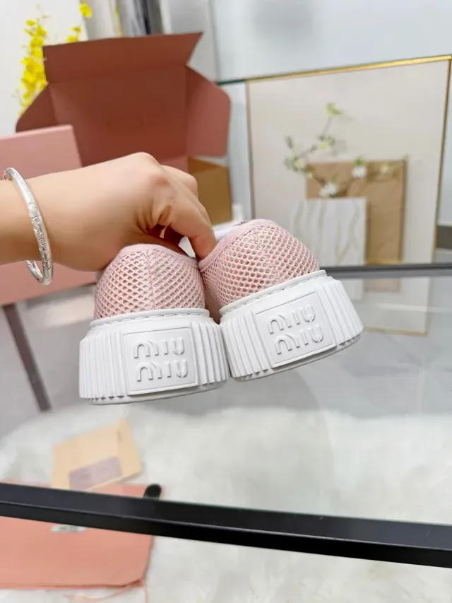 Miu Miu Tênis Plataforma Rosa Branco Malha Superior Sola Texturizada Lifestyle Sneakers 4