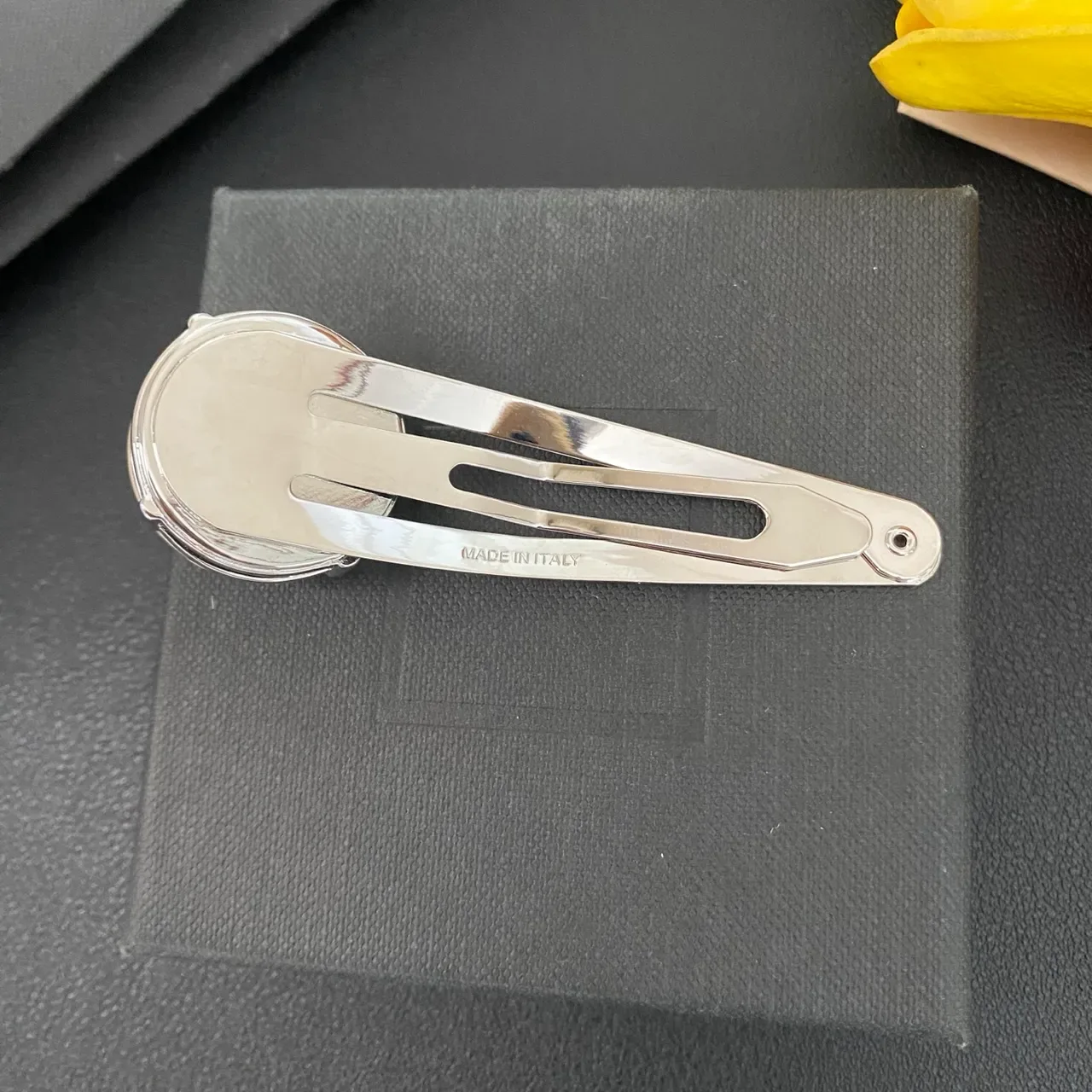 Miu Miu Broche de Cabeça de Cristal Facetado de Metal Prateado Transparente 3