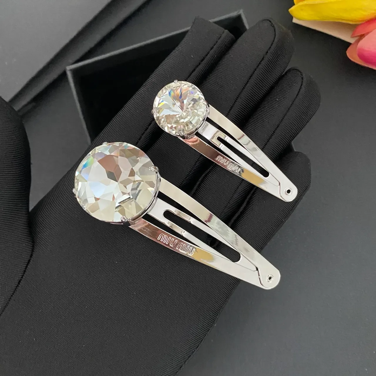 Miu Miu Broche de Cabeça de Cristal Facetado de Metal Prateado Transparente 4