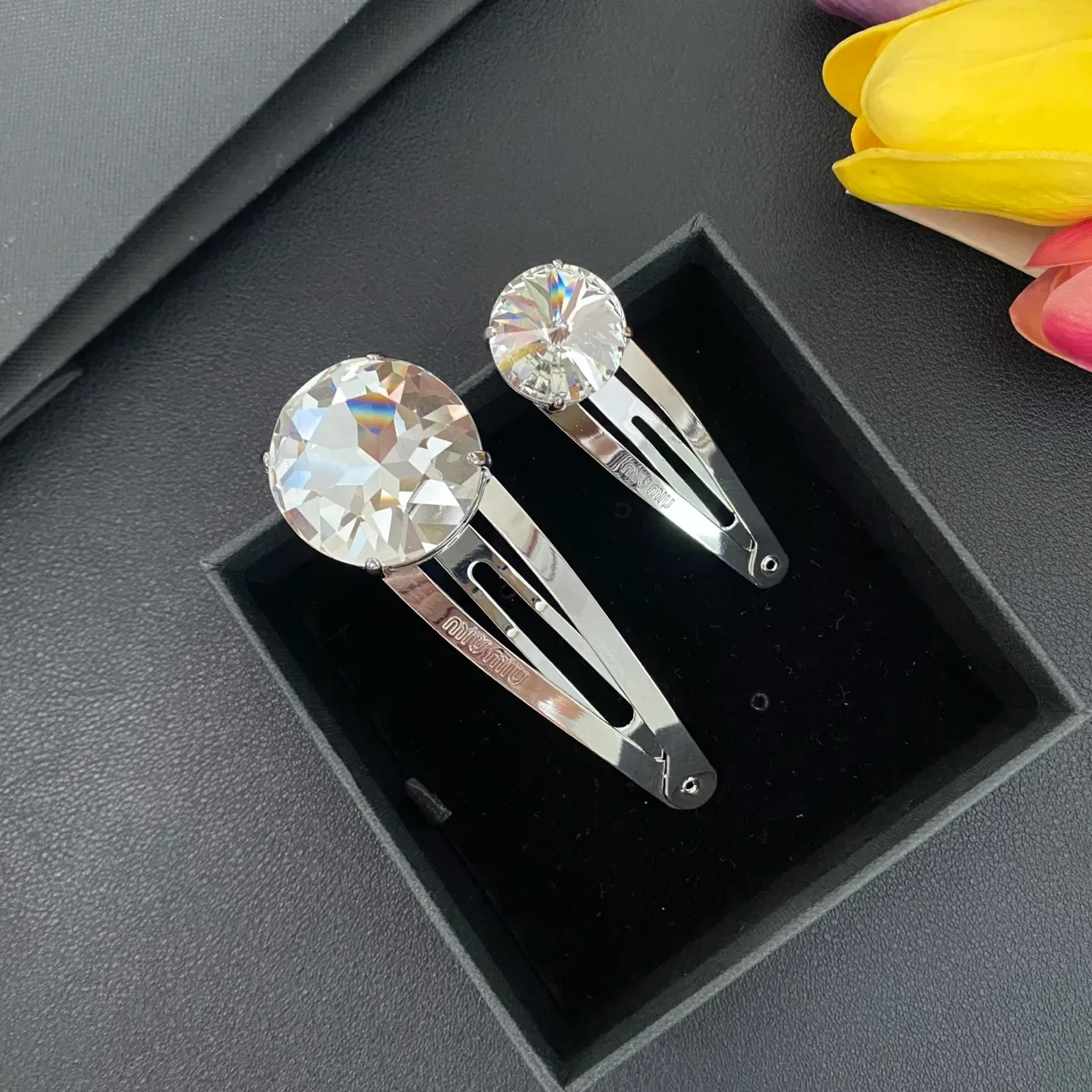Miu Miu Broche de Cabeça de Cristal Facetado de Metal Prateado Transparente 5