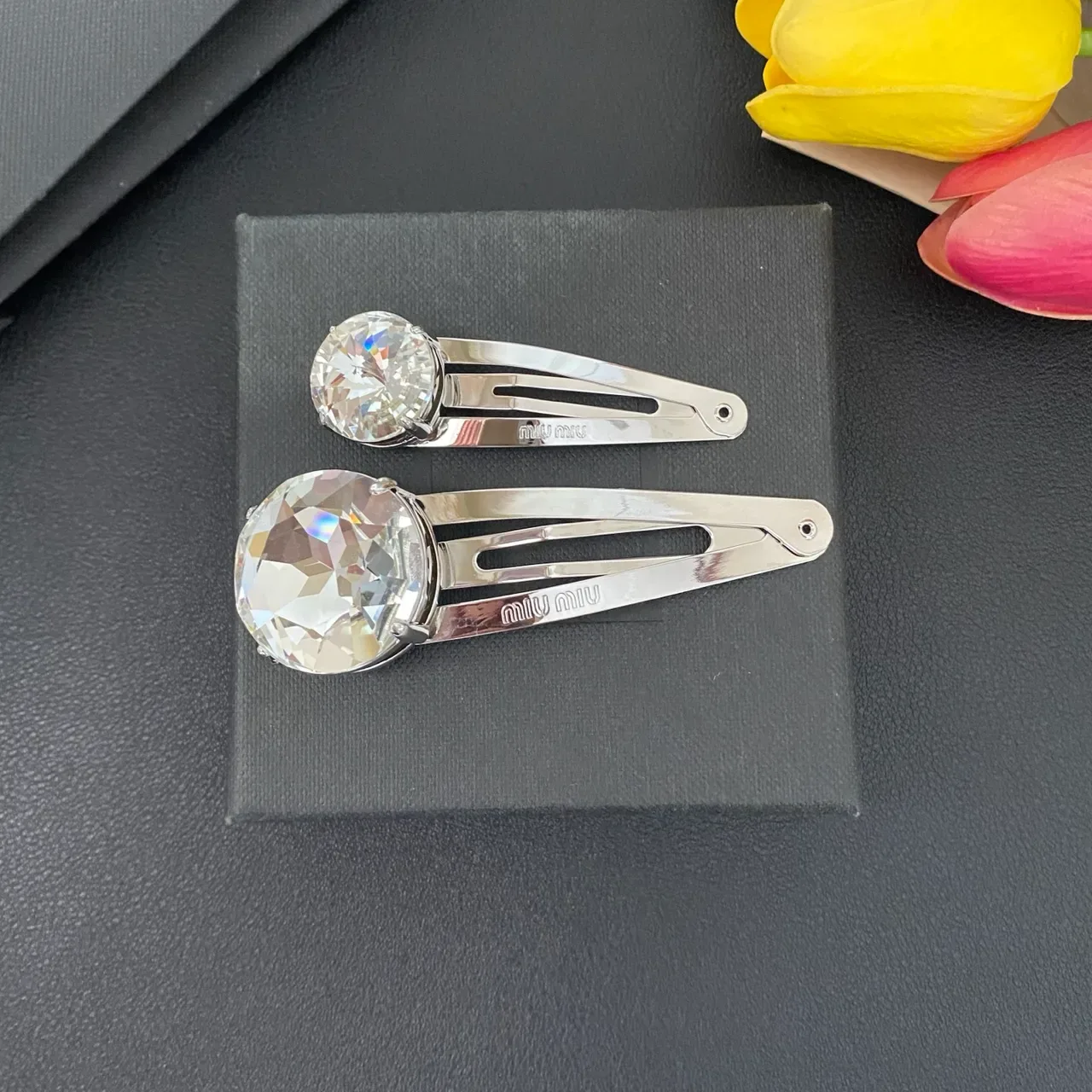 Miu Miu Broche de Cabeça de Cristal Facetado de Metal Prateado Transparente 6