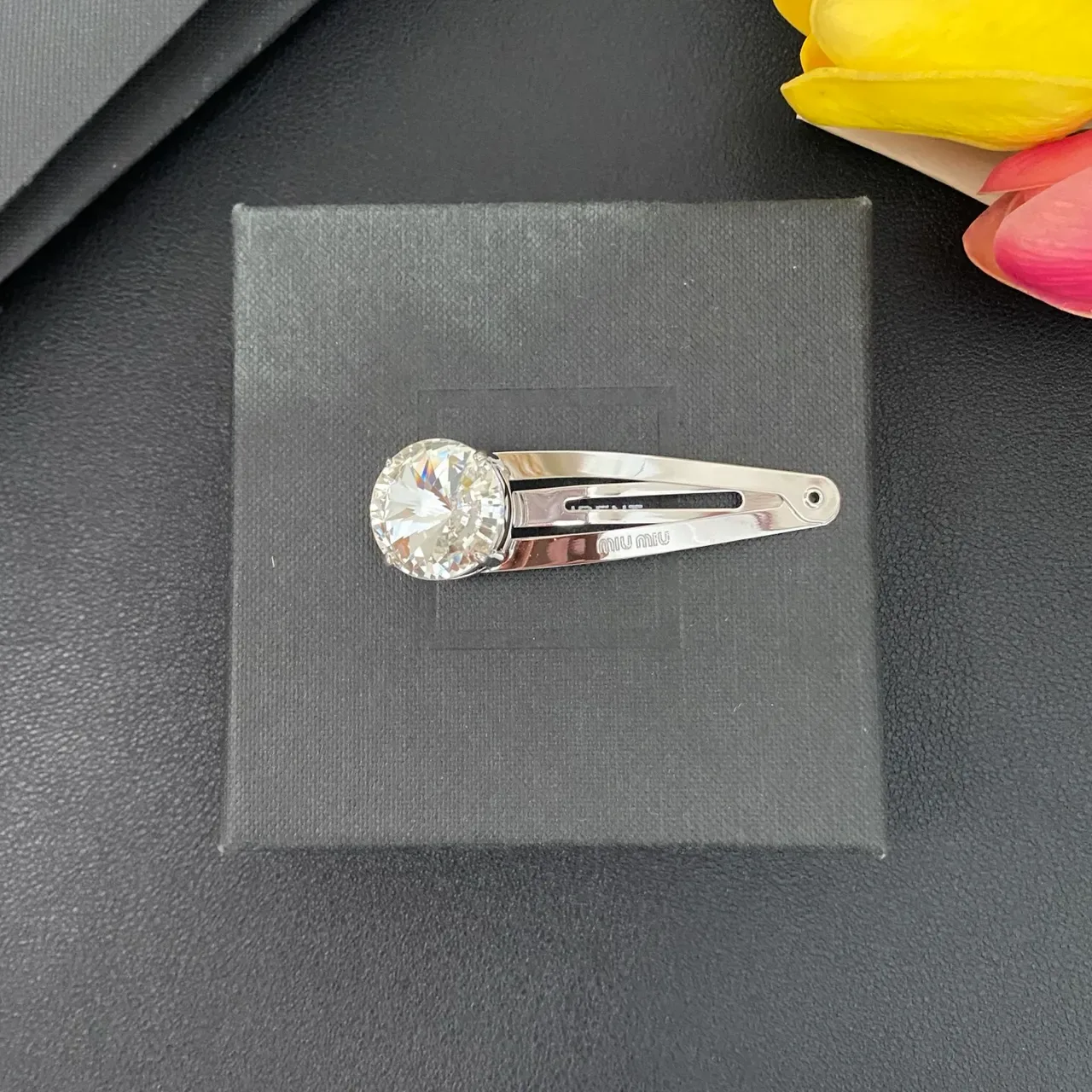 Miu Miu Broche de Cabeça de Cristal Facetado de Metal Prateado Transparente 7