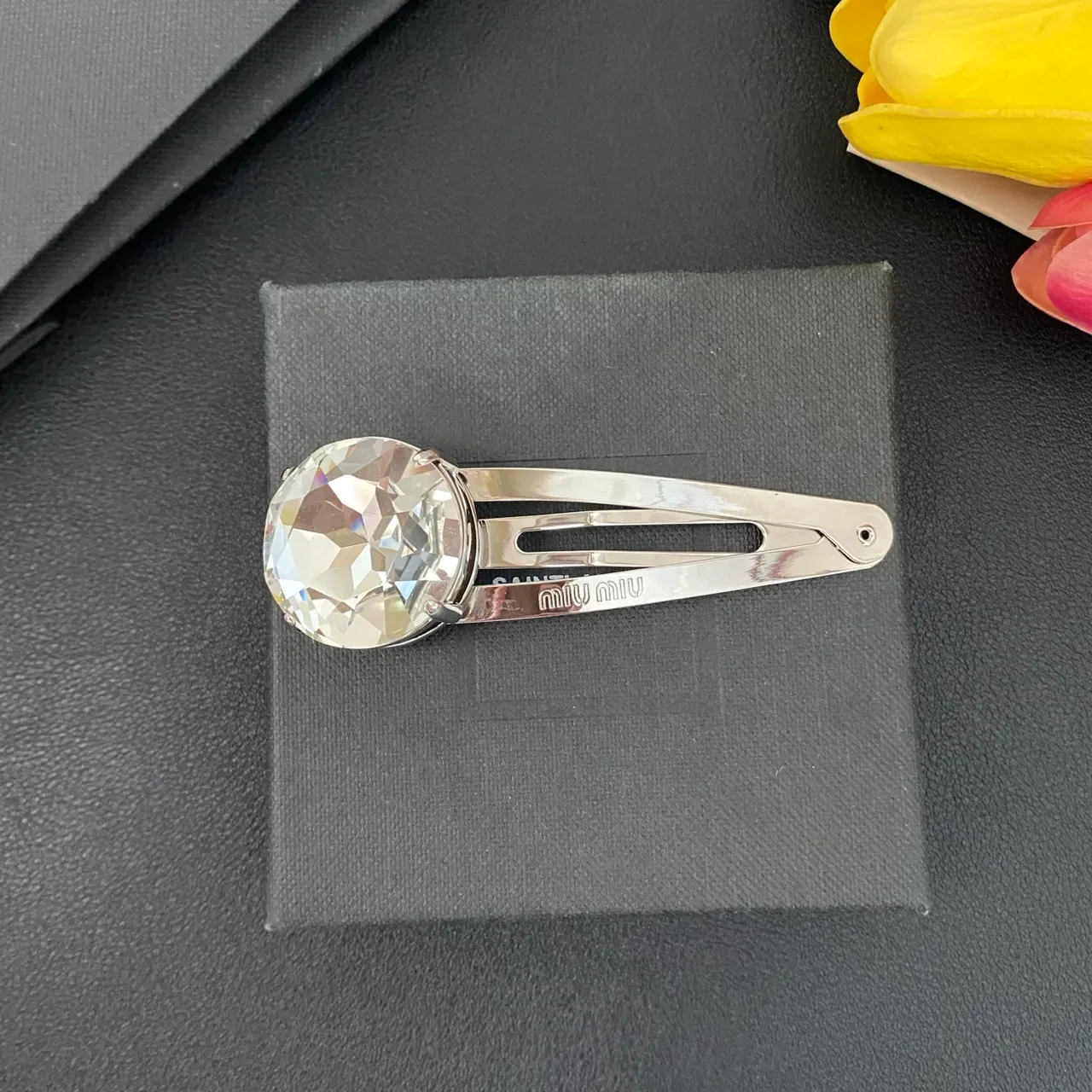 Miu Miu Broche de Cabeça de Cristal Facetado de Metal Prateado Transparente 8