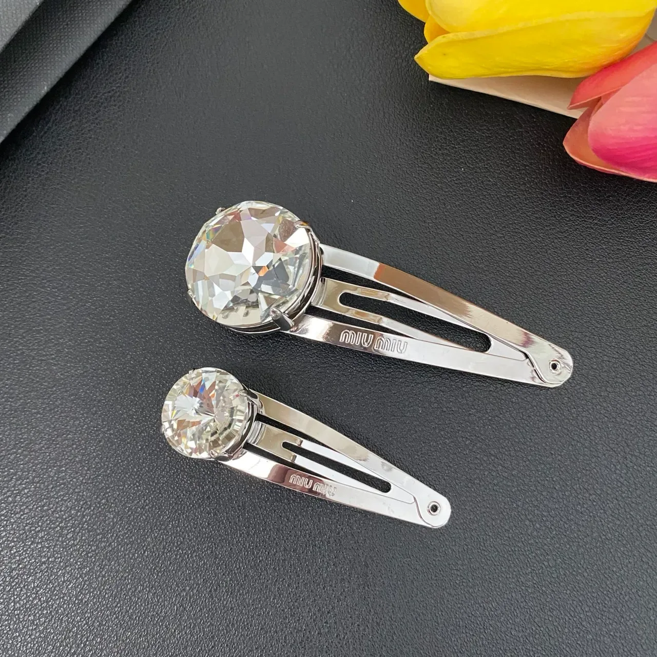 Miu Miu Broche de Cabeça de Cristal Facetado de Metal Prateado Transparente 9