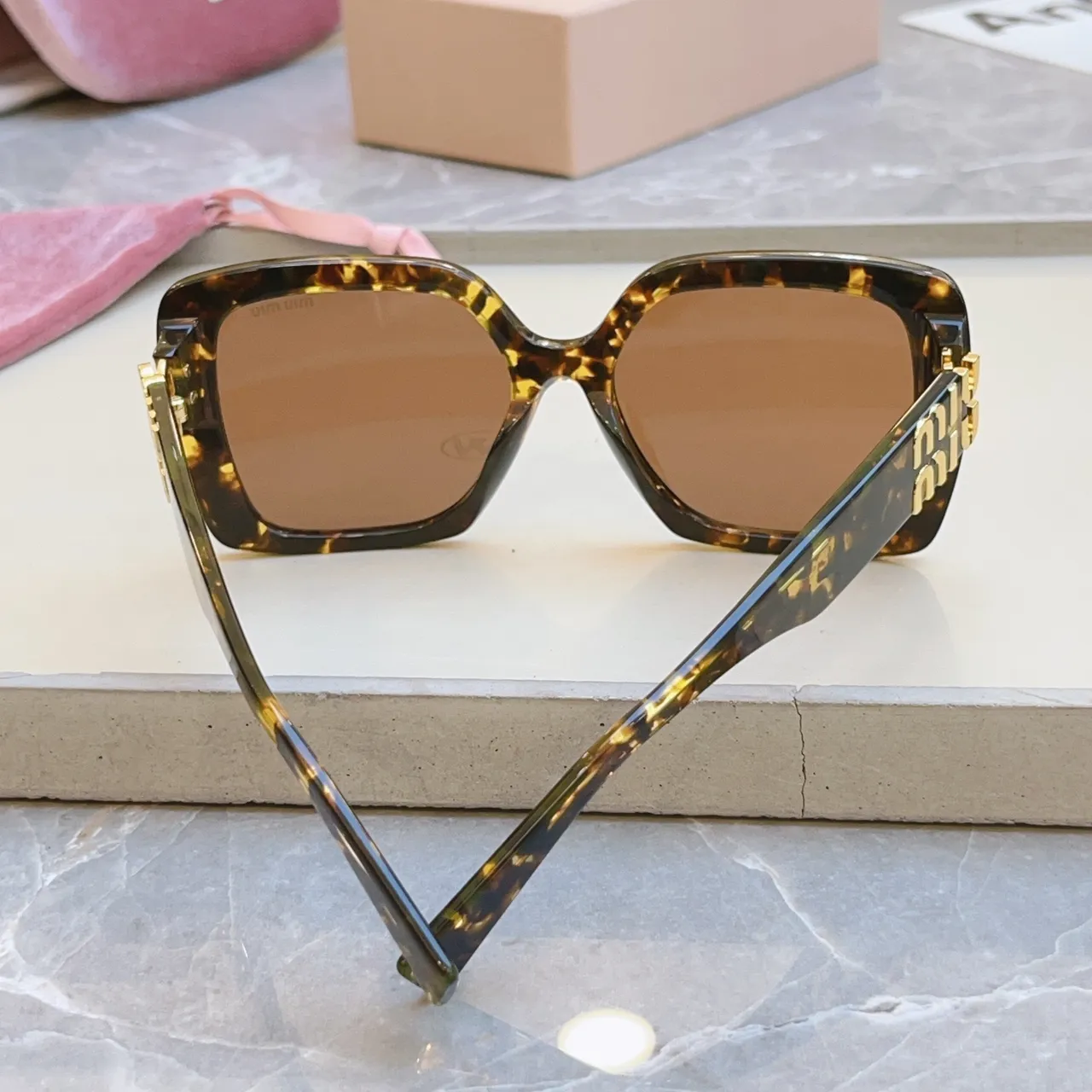 Miu Miu Óculos de sol com aro quadrado preto 2