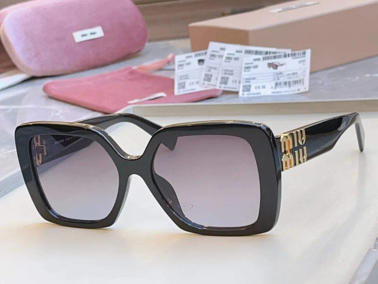 Miu Miu Óculos de sol com aro quadrado preto 3