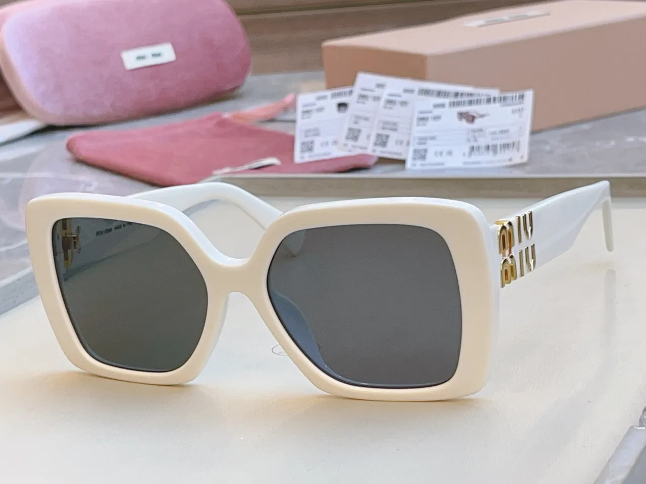 Miu Miu Óculos de sol com aro quadrado preto 4
