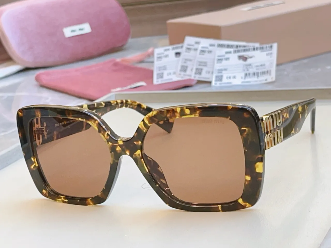 Miu Miu Óculos de sol com aro quadrado preto 5