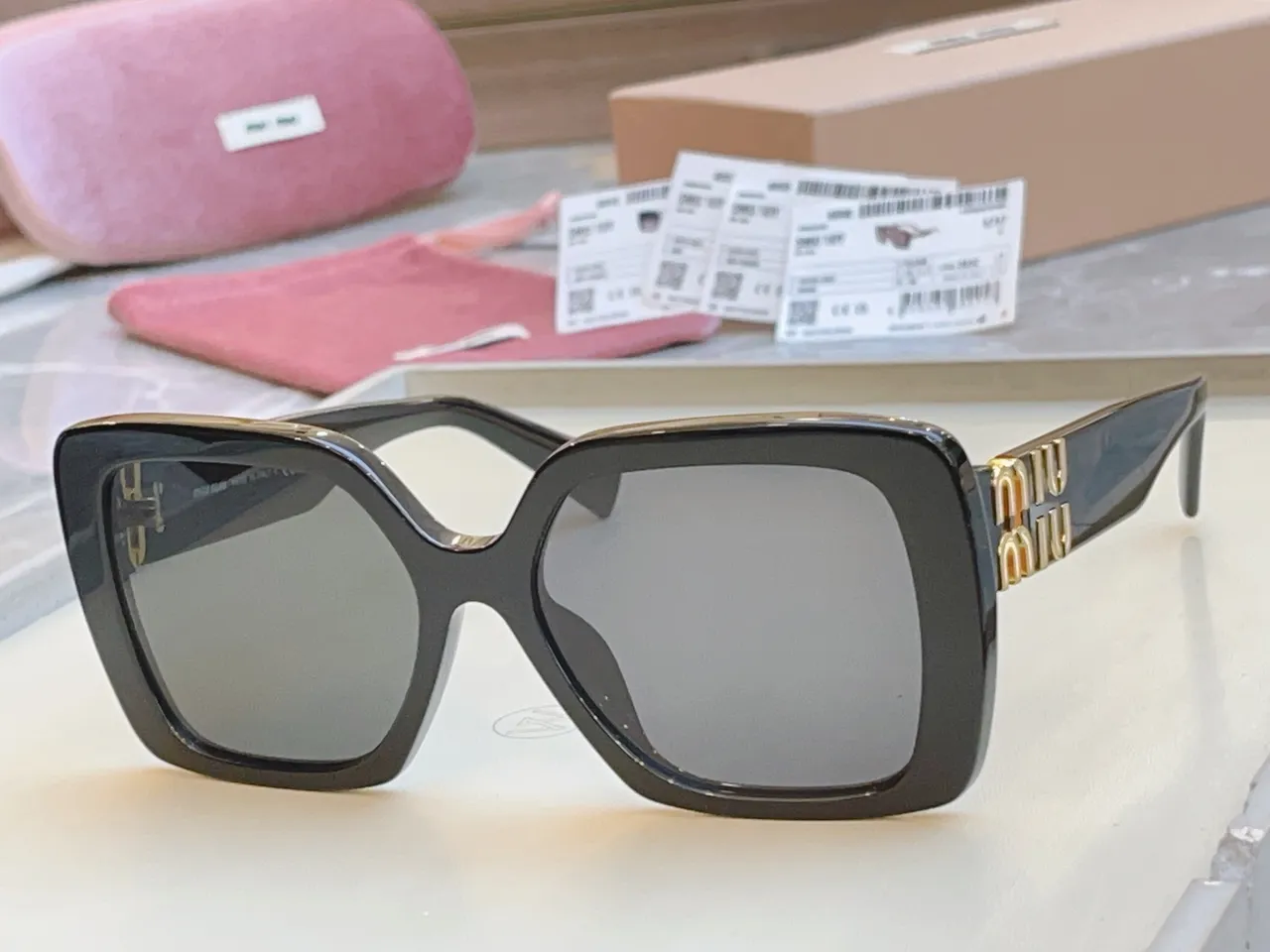 Miu Miu Óculos de sol com aro quadrado preto 6