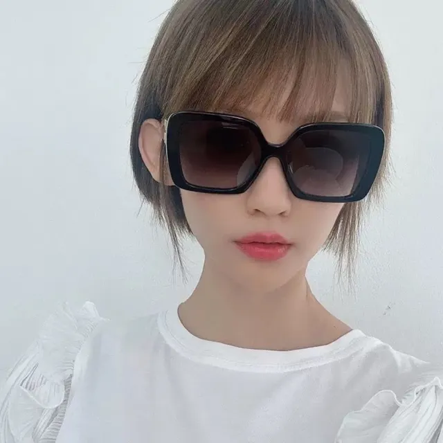 Miu Miu Óculos de sol com aro quadrado preto 9