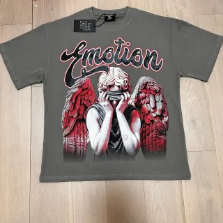 Camiseta gris con estampado gráfico Mixed Emotion Emotion