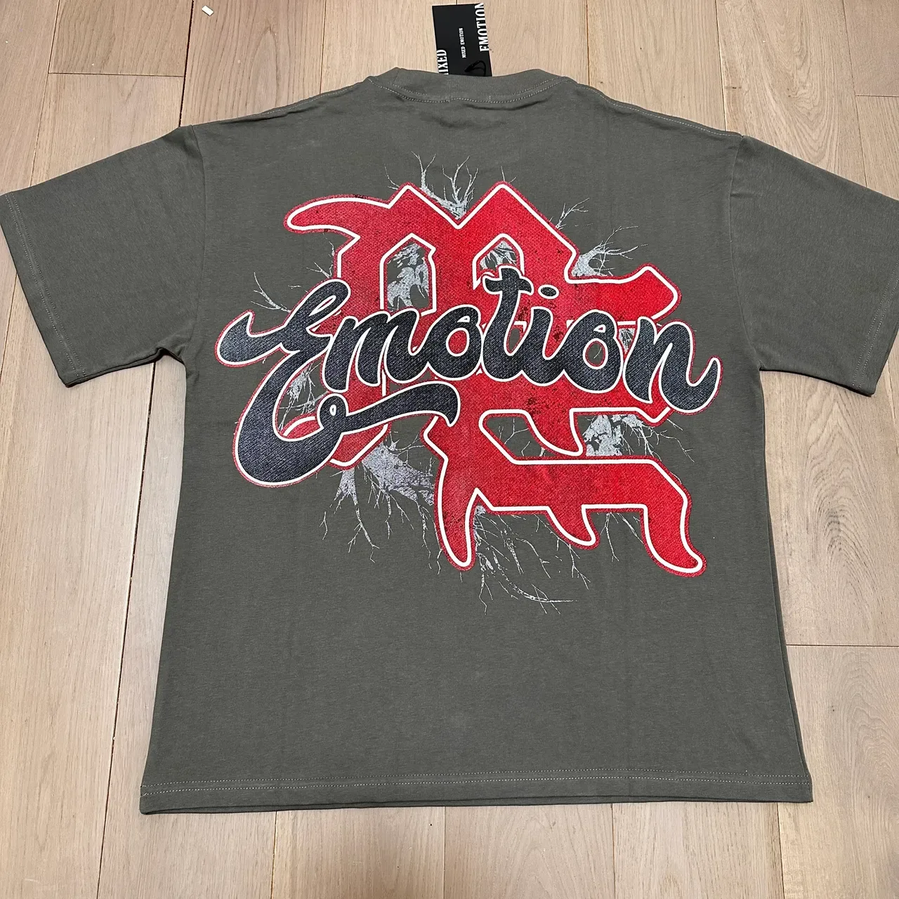 Camiseta cinza com estampa gráfica Mixed Emotion Emotion 2