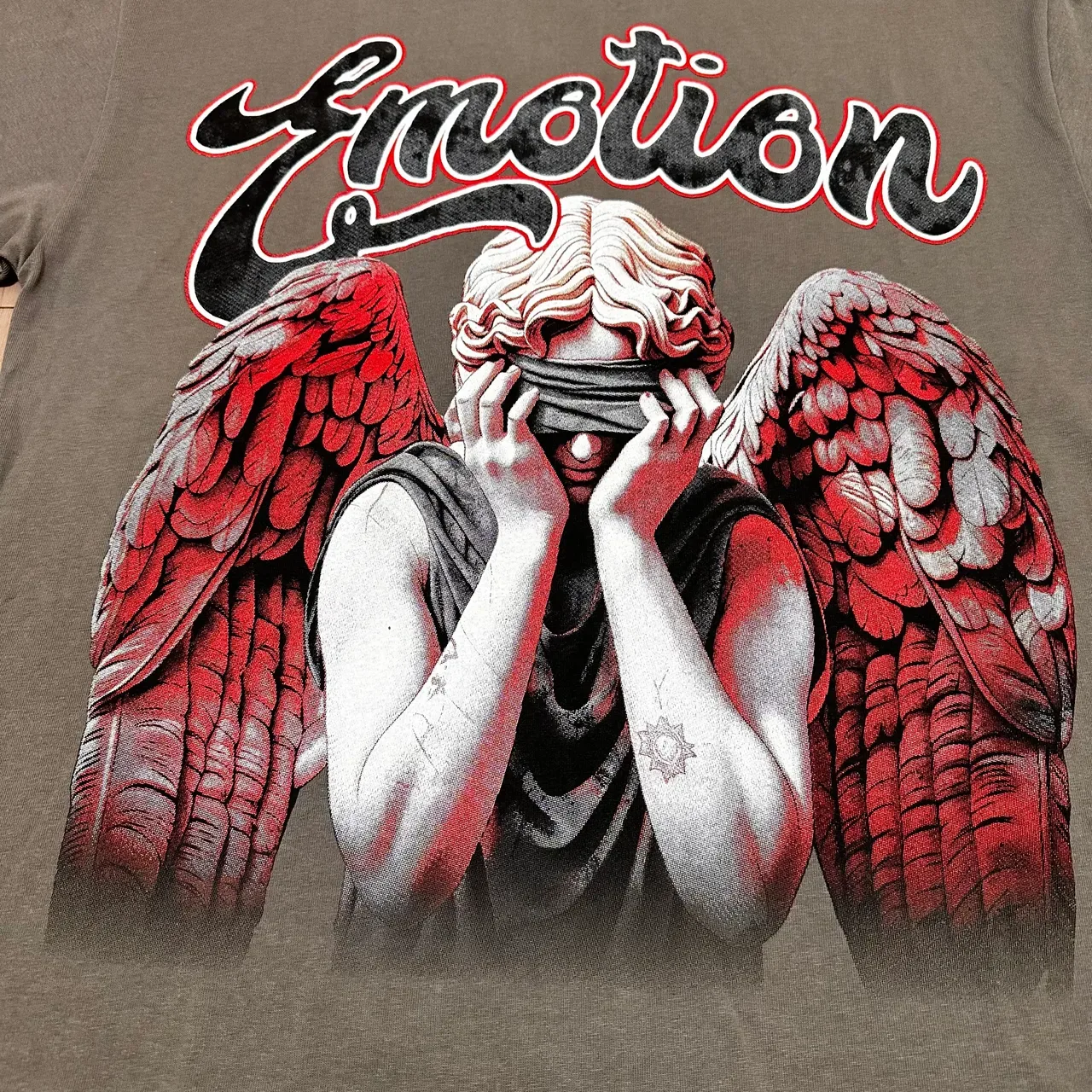 Camiseta cinza com estampa gráfica Mixed Emotion Emotion 3