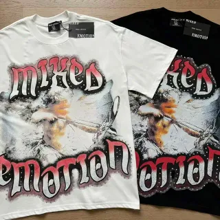 Camiseta con estampado gráfico de emociones mixtas y tipografía desgastada