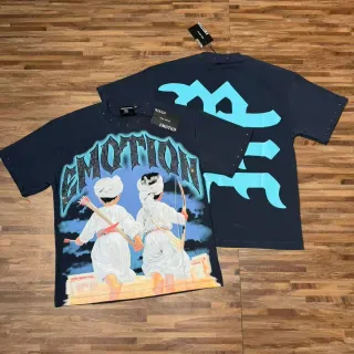 Camiseta con estampado gráfico de emociones mixtas y hombros con tachuelas