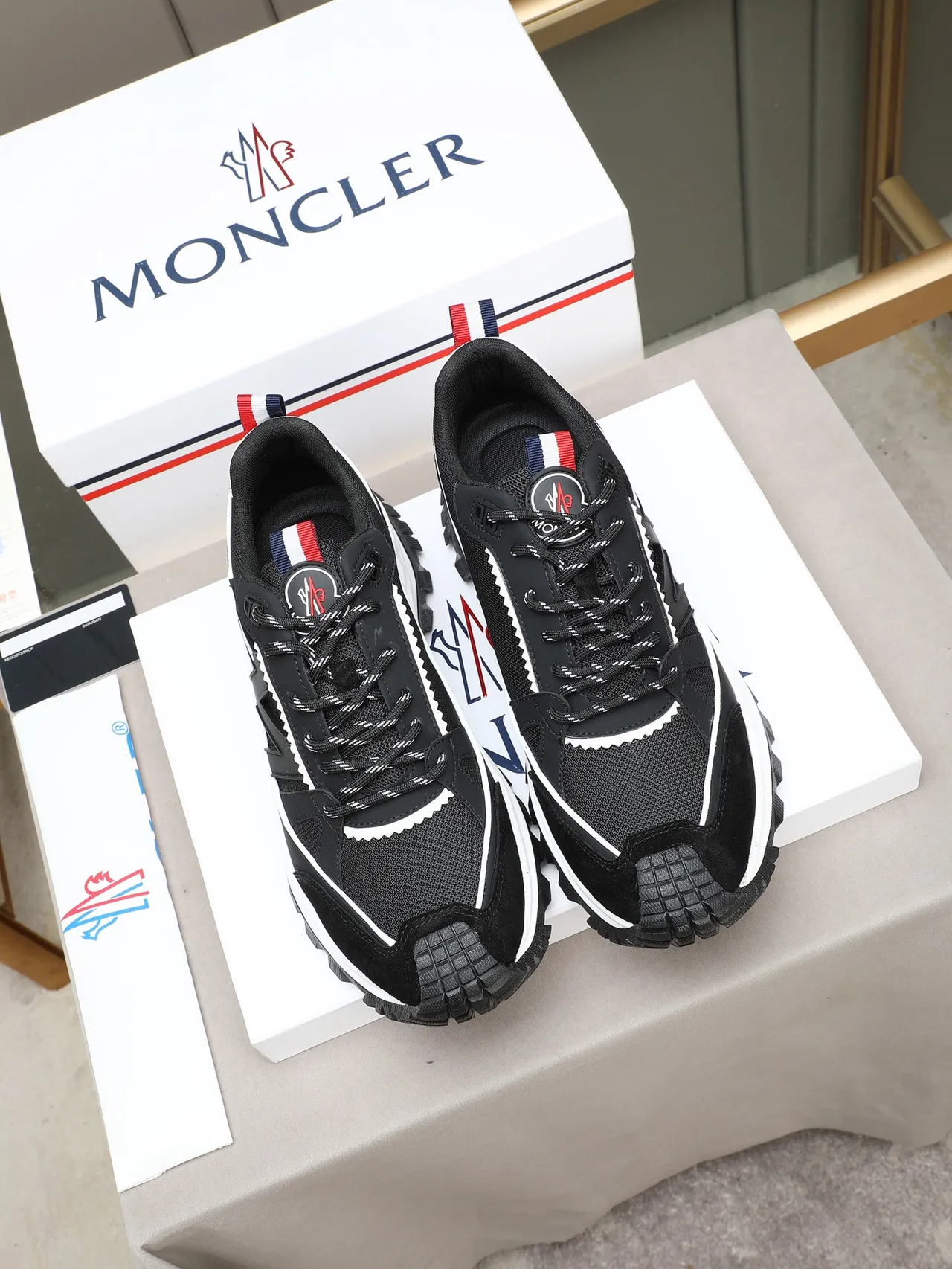Moncler Noir Blanc Malla En Couches Et Ante De Daim Supérieur Logo M Oversized Superposé Sneakers Chunky 3