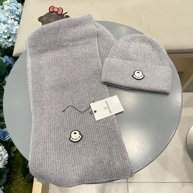 Moncler écharpe cachemire grise tricotée à côtes brodée logo 4