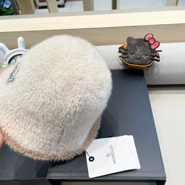 Moncler Zind Fluffy Two-Tone Bucket Hat 5