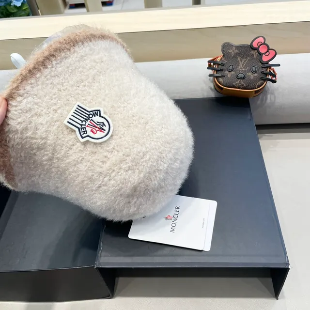 Moncler Zind Fluffy Two-Tone Bucket Hat 8