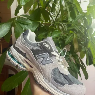 New Balance 1002R Gray Beige Lifestyle Sneakers