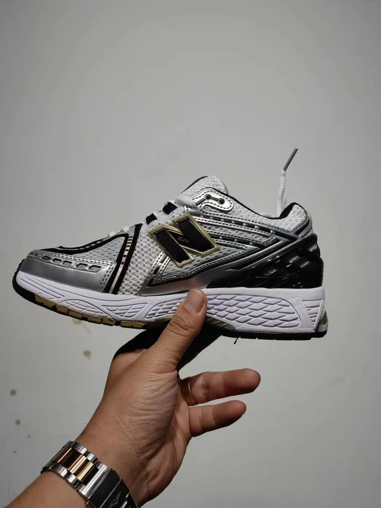 New Balance 1906R chaussures de course blanches noires dorées 3