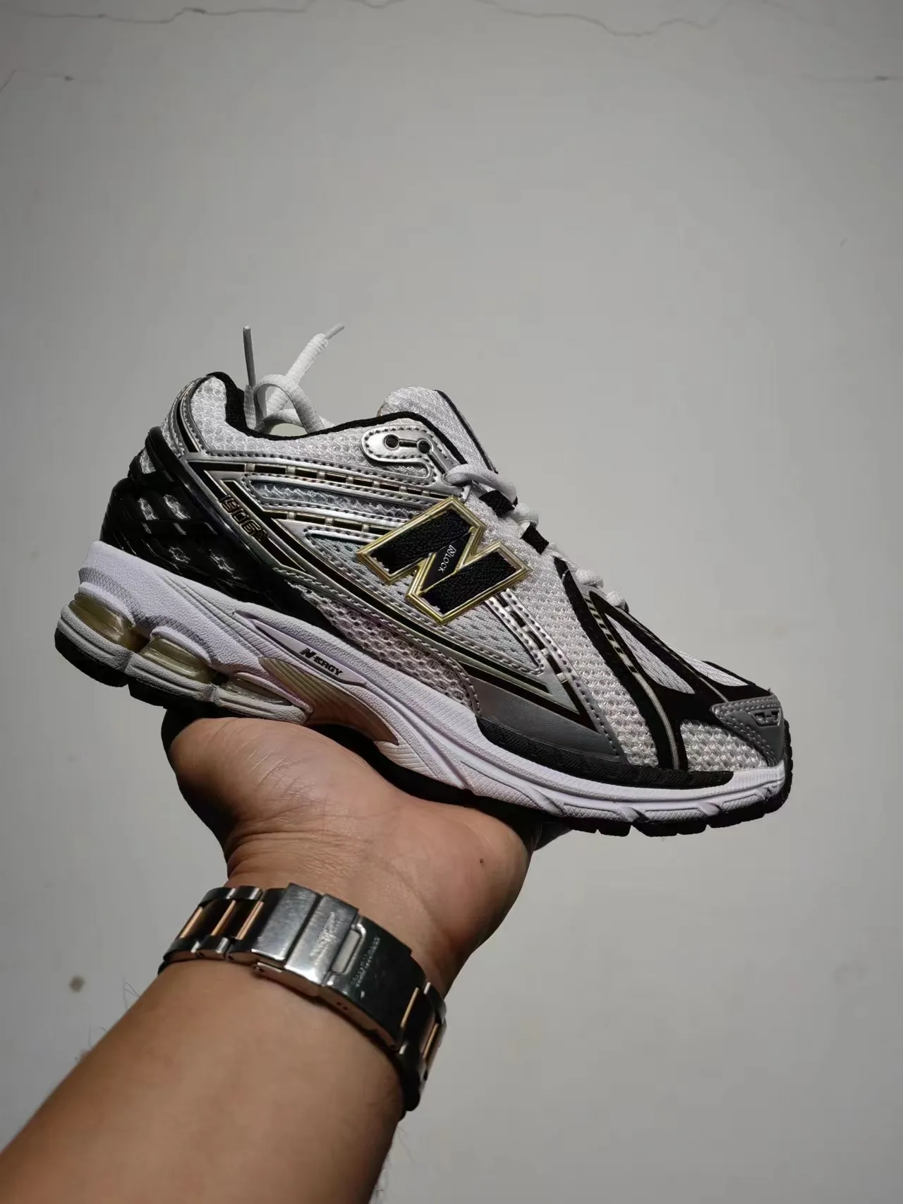 New Balance 1906R chaussures de course blanches noires dorées 5