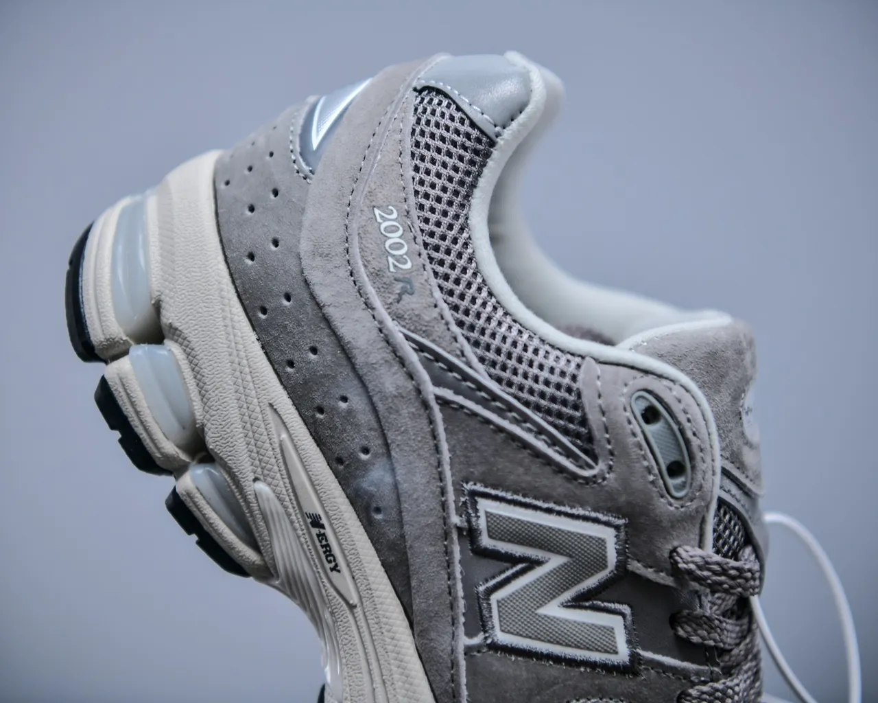 New Balance 2002R Tênis lifestyle de malha cinza e suede 3