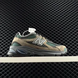 New Balance 2002R 灰褐色和青绿厚底运动鞋