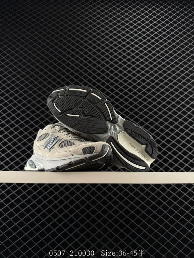 New Balance 2010 Bege e Cinza Malha em camadas e couro macio superior Contraste Dark 'N' Logo Tênis chunky 2