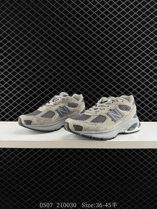 New Balance 2010 Bege e Cinza Malha em camadas e couro macio superior Contraste Dark 'N' Logo Tênis chunky 3
