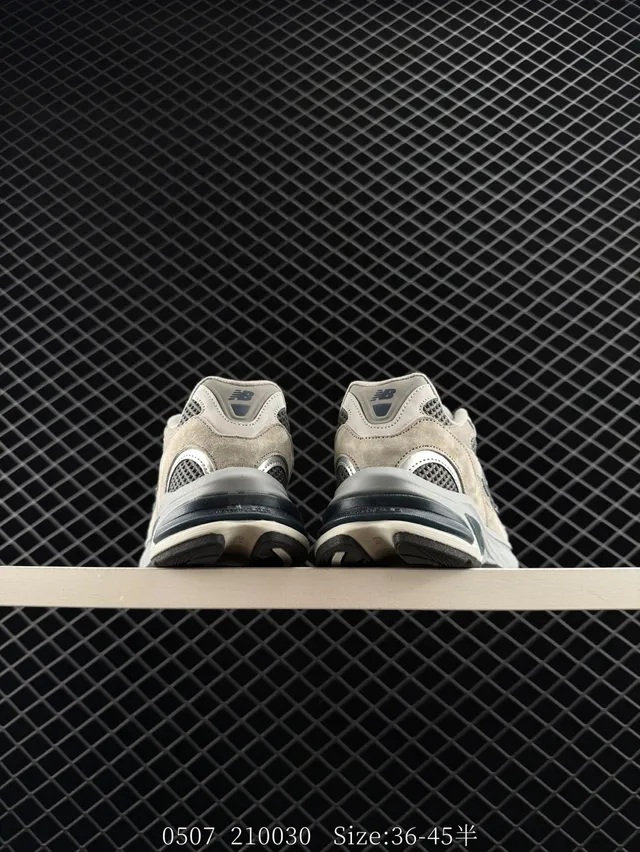 New Balance 2010 Bege e Cinza Malha em camadas e couro macio superior Contraste Dark 'N' Logo Tênis chunky 4