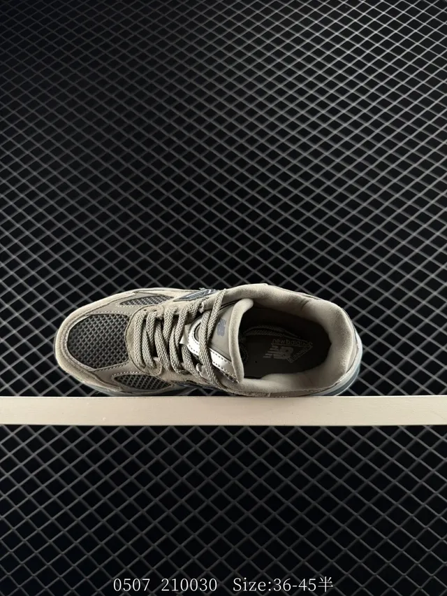 New Balance 2010 Bege e Cinza Malha em camadas e couro macio superior Contraste Dark 'N' Logo Tênis chunky 5