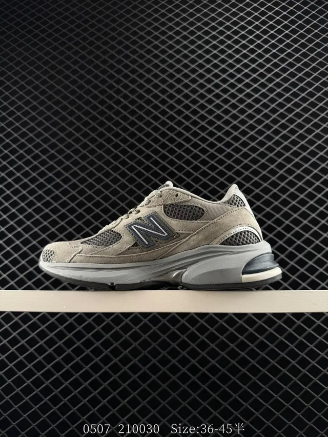 New Balance 2010 Bege e Cinza Malha em camadas e couro macio superior Contraste Dark 'N' Logo Tênis chunky 6
