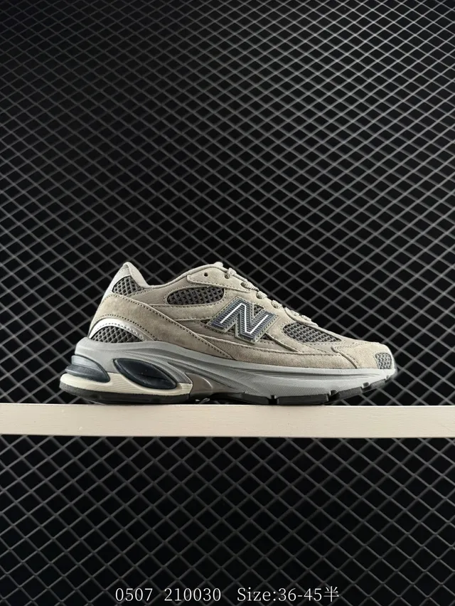 New Balance 2010 Bege e Cinza Malha em camadas e couro macio superior Contraste Dark 'N' Logo Tênis chunky 7