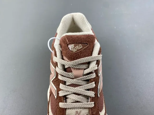 New Balance 9060 Chaussures Chunky Marron et Beige 6